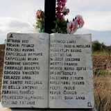 Sovrasta una lapide su cui sono scritti i nomi di 27 persone morte nel 1972: sono le vittime del pi� grave incidente aereo mai avvenuto in Puglia